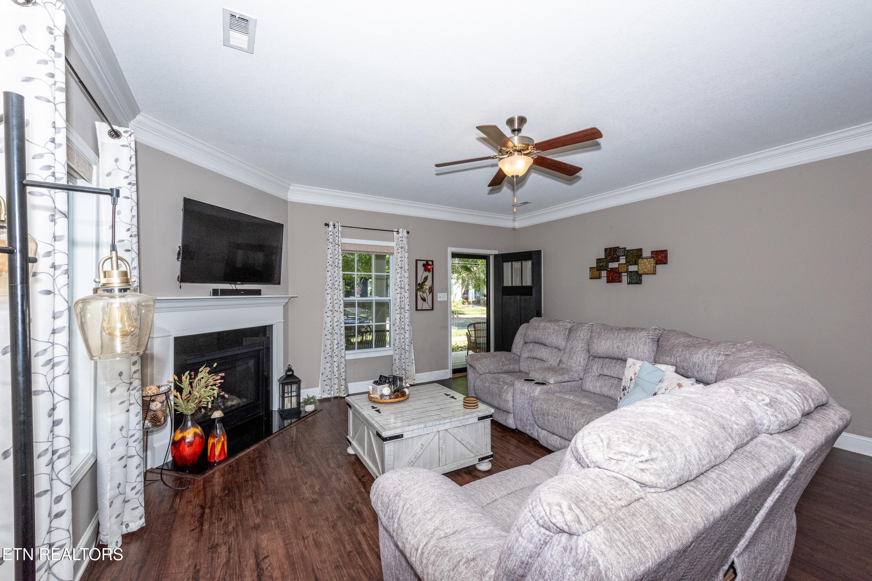 117 Fortenberry Street Oak Ridge, TN 37830 - Photo 5 of 19 Living Room 2