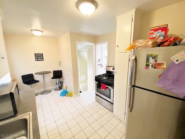 1391 Argonne Road Cleveland, OH 44121 - Photo 8 of 31