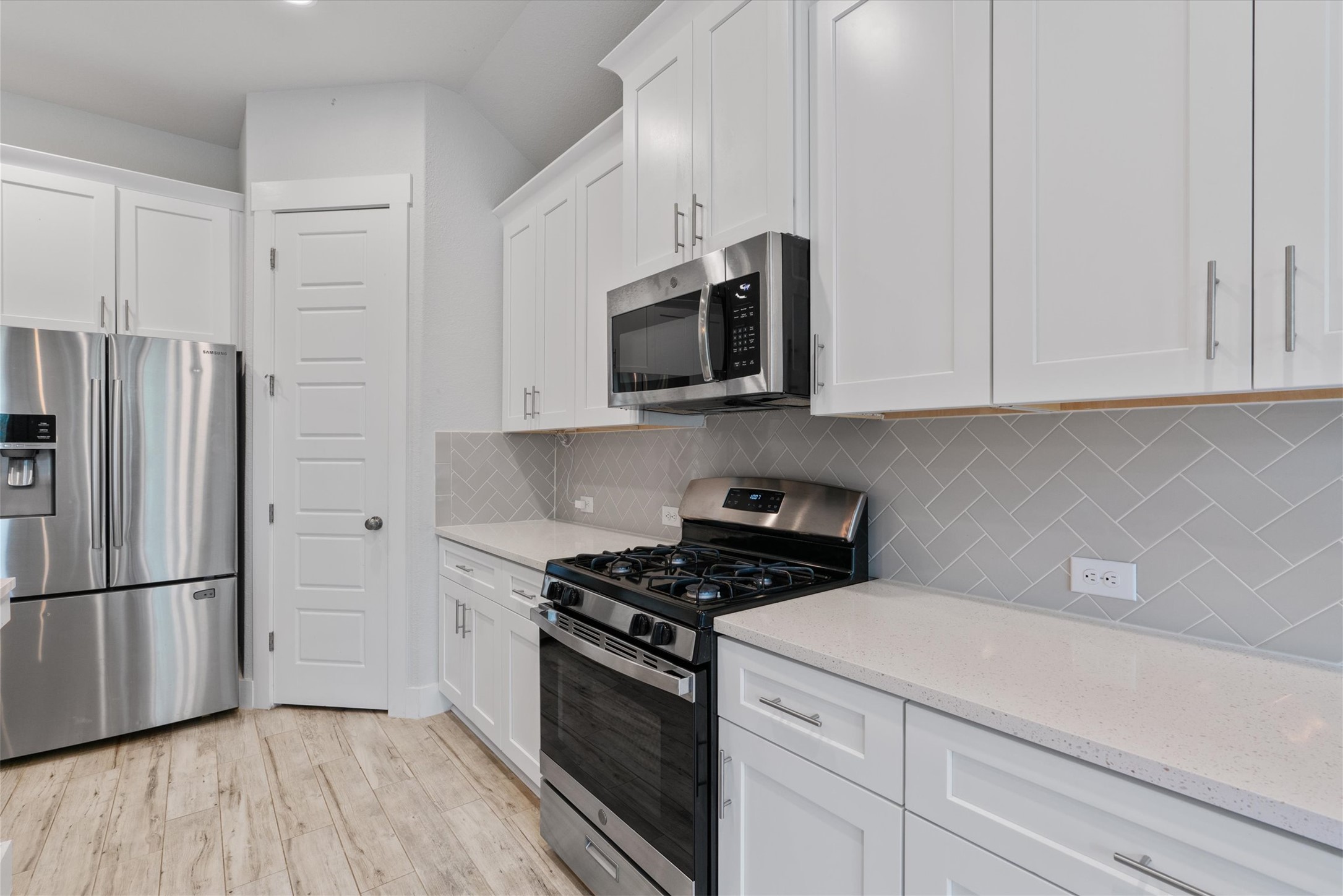 941 Del Raphael Drive Leander, TX 78641 - Photo 8 of 31 Under-cabinet lighting highlights the workspace, making evening meal prep a lot brighter and easier