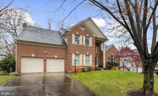 a view of a livingroom with furniture and a workspace