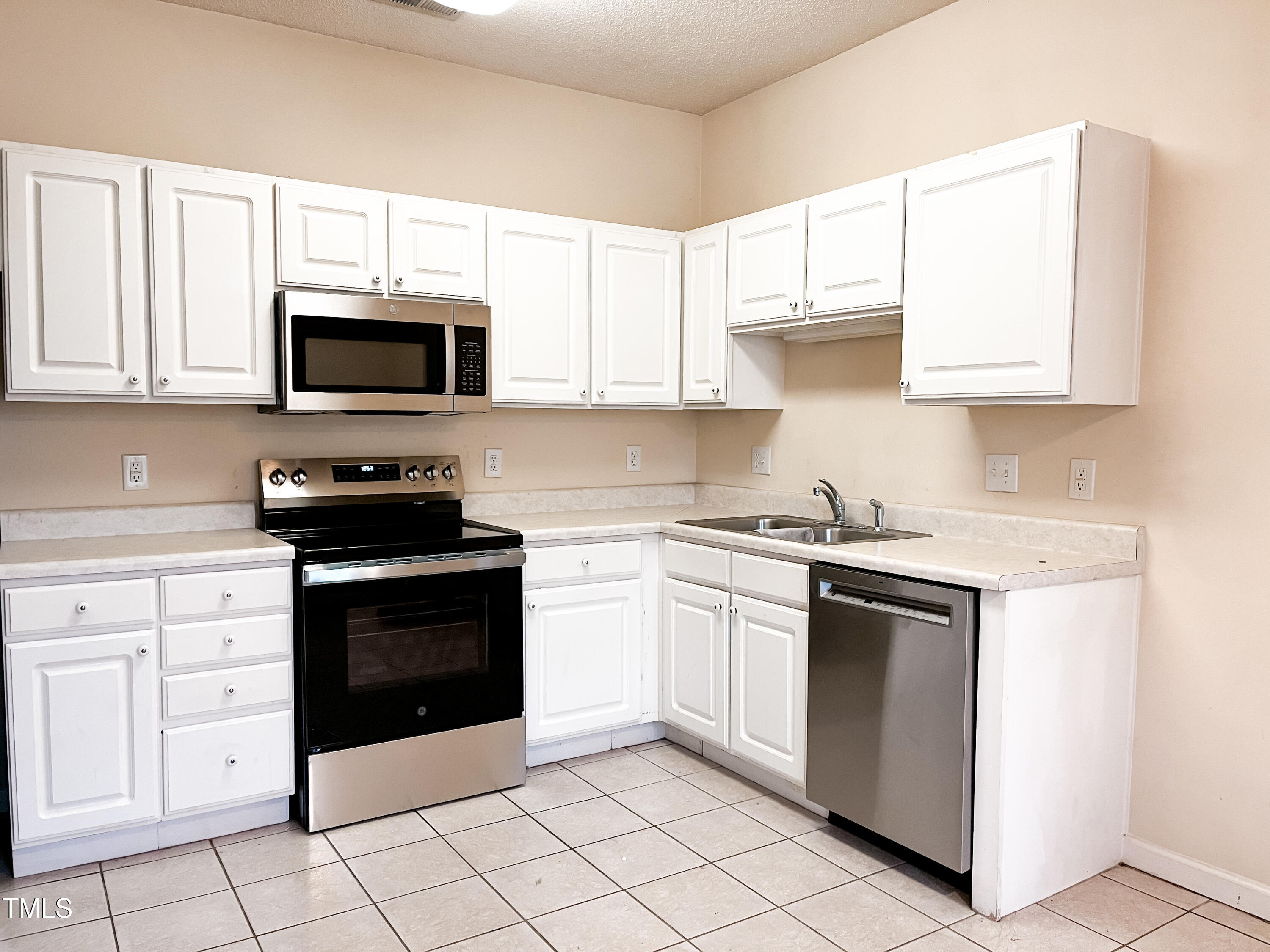 2520 Friedland Place, Unit 200 Raleigh, NC 27617 - Photo 26 of 30 Kitchen 5