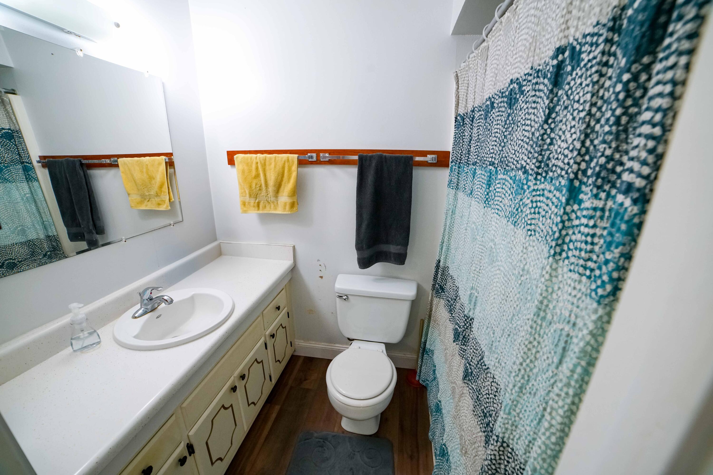 74 8th Street Shalimar, FL 32579 - Photo 22 of 26 a bathroom with a sink toilet and vanity