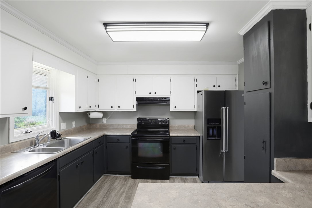 137 Towne Creek Trail Anderson, SC 29621 - Photo 8 of 23 This functional kitchen features ample storage, and a bright, inviting atmosphere.