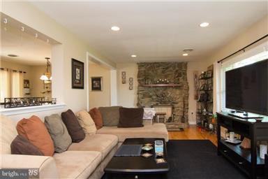 5263 Wertz Road Hampstead, MD 21074 - Photo 5 of 27 Living Room