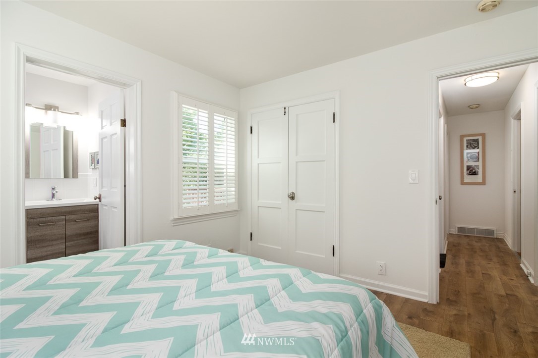 4329 Northeast 56th Street Seattle, WA 98105 - Photo 9 of 23