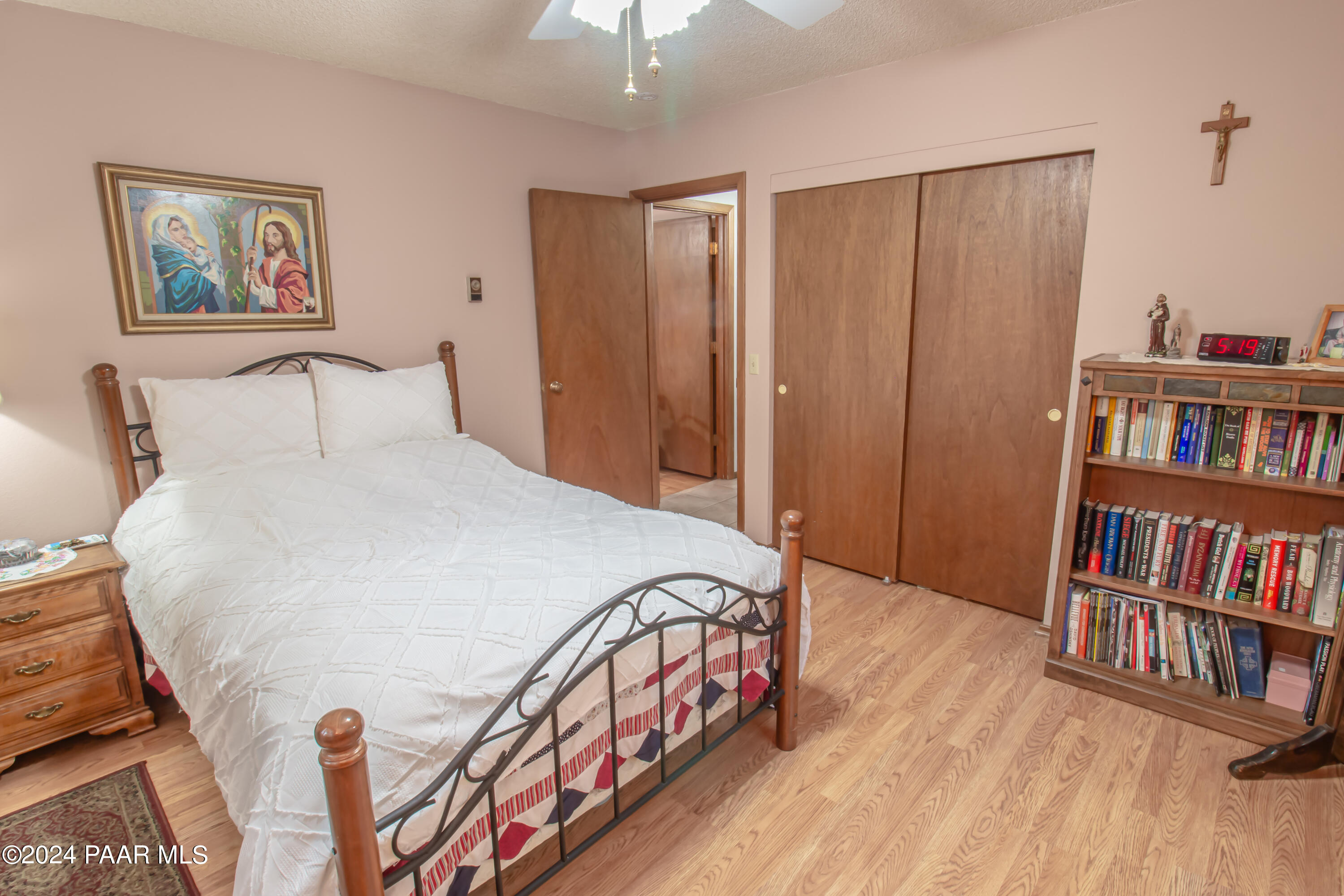 481 Turtleback Road Prescott, AZ 86303 - Photo 32 of 71 a bedroom with a bed and a book shelf