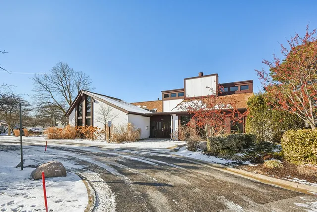 $499,000 | 108 Croftwood Court, Rolling Meadows, IL 60008