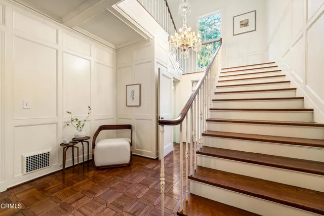 a view of entryway with furniture