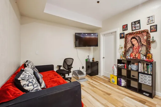a view of a dinning table and chairs in the patio