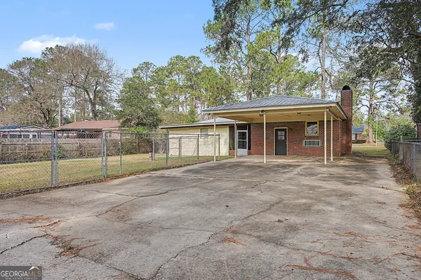a view of a house with a backyard