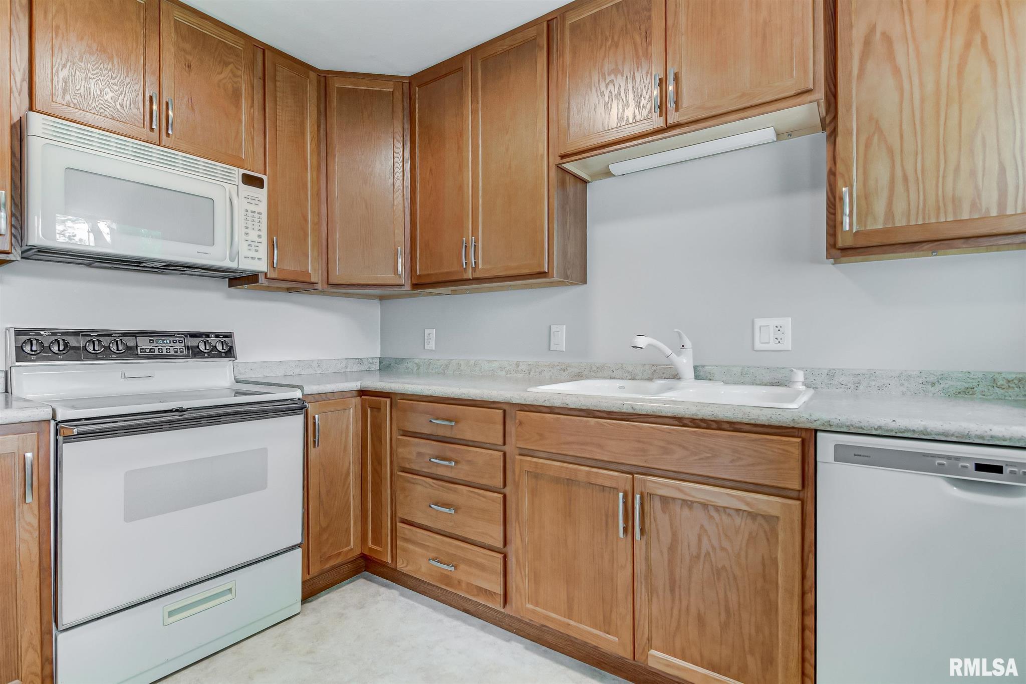 2721 Queensway Road Springfield, IL 62703 - Photo 9 of 34