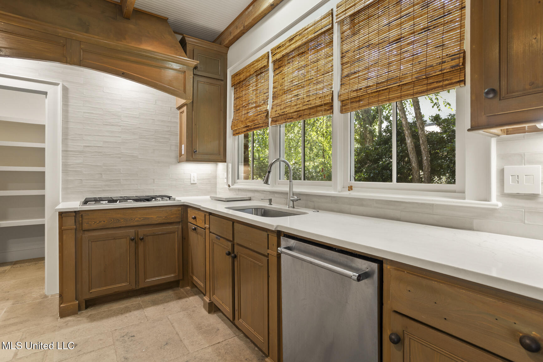 206 Valley Road Ridgeland, MS 39157 - Photo 21 of 67 New Quartz Counters and Tile Backsplash