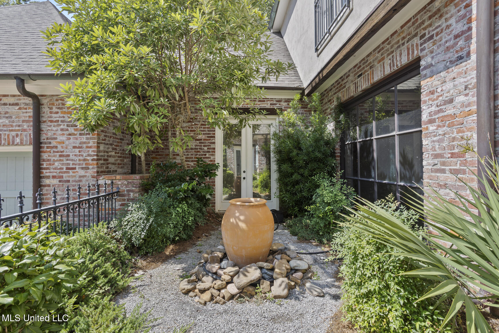 206 Valley Road Ridgeland, MS 39157 - Photo 5 of 67 Courtyard with Fountain