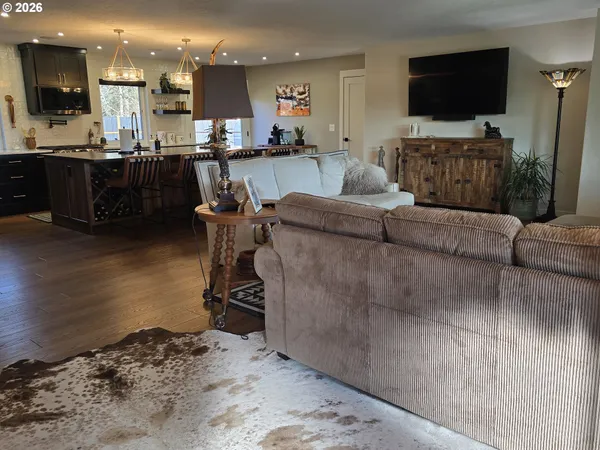 $675,000 | 230 Hogans Alley, Dufur, OR 97021