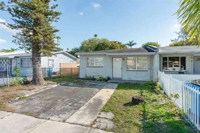 a view of backyard of the house