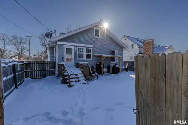 $130,000 | 132 East Buchanan Street, Carlinville, IL 62626