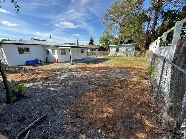 a view of a house with backyard