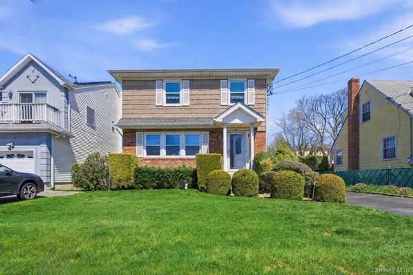$999,000 | 150 Hughes Place, Albertson, NY 11507