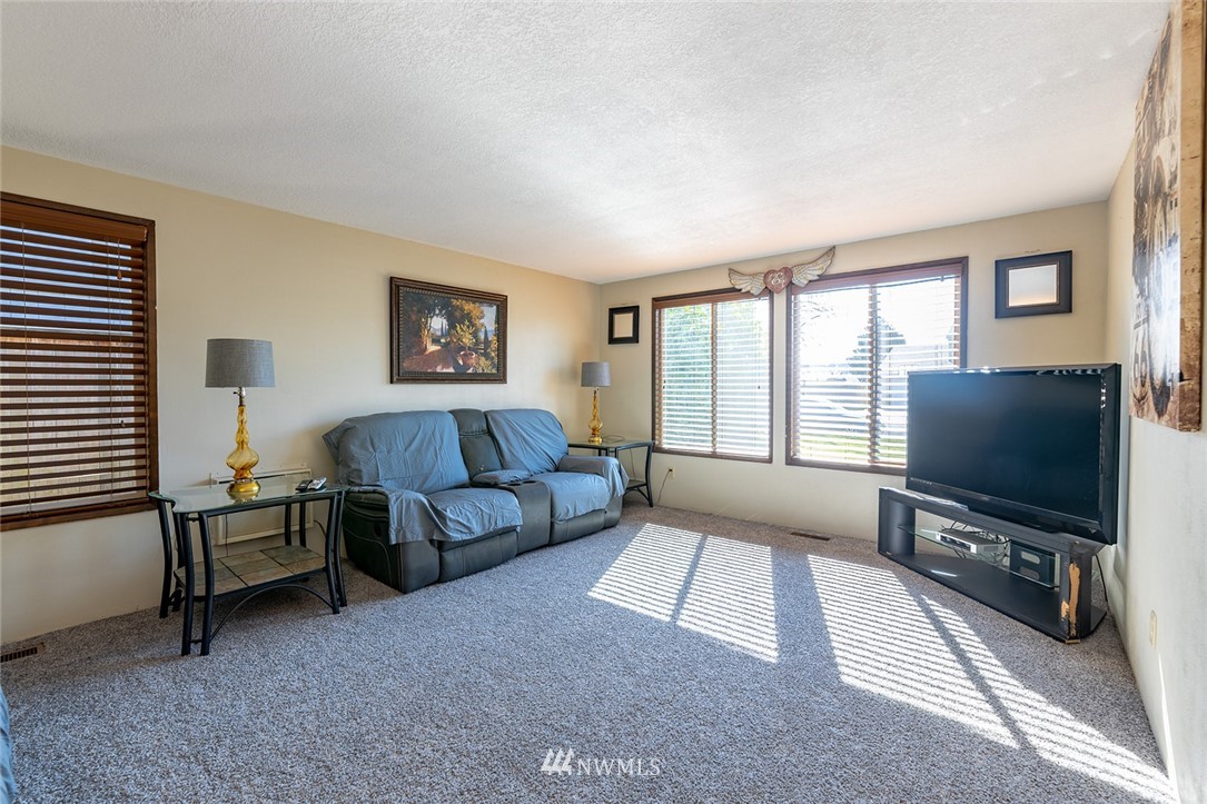 130 Villa Road Kelso, WA 98626 - Photo 3 of 28 Gallery Image 3