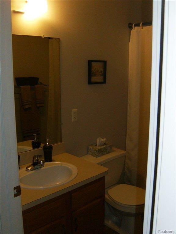 46209 Dequindre Road Rochester, MI 48307 - Photo 9 of 12 HALL BATHROOM