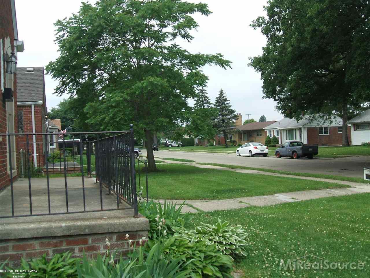 16754 Forest Street Eastpointe, MI 48021 - Photo 19 of 22 50089067-18.JPG