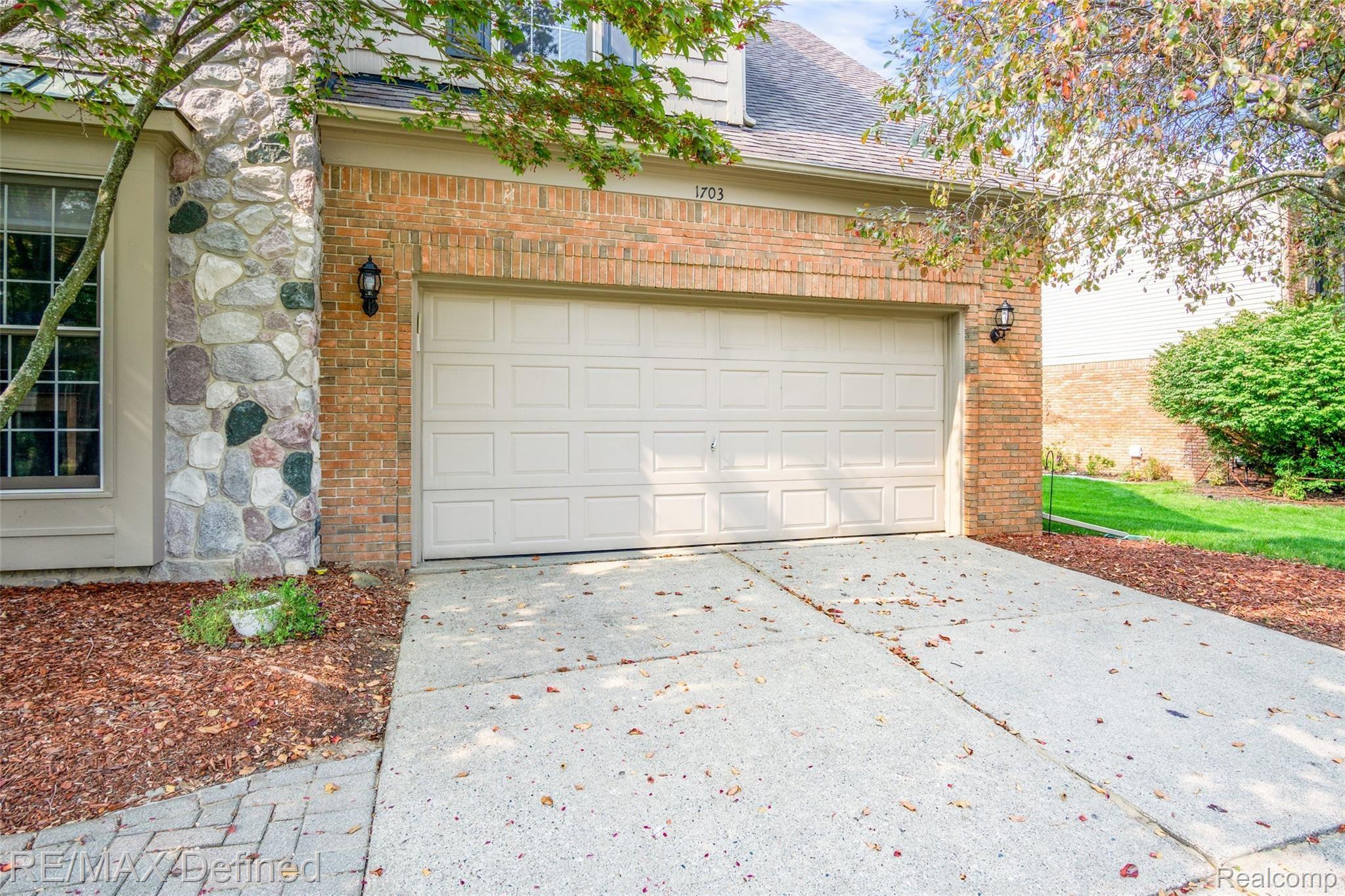 1703 Devonwood Drive Rochester, MI 48306 - Photo 3 of 43 1703-Devonwood-Dr-4.jpg