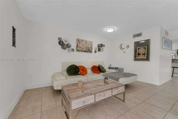 $3,250 | 6502 Kendale Lakes Drive, Unit 207, Miami, FL 33183