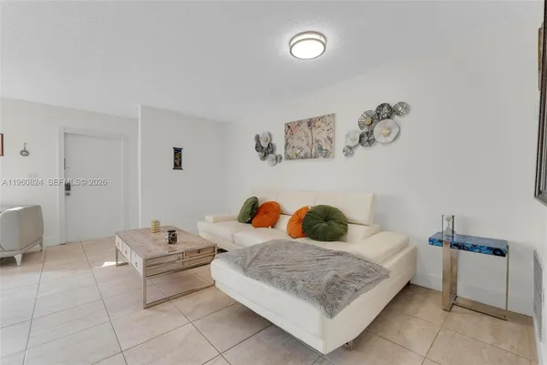 $3,250 | 6502 Kendale Lakes Drive, Unit 207, Miami, FL 33183