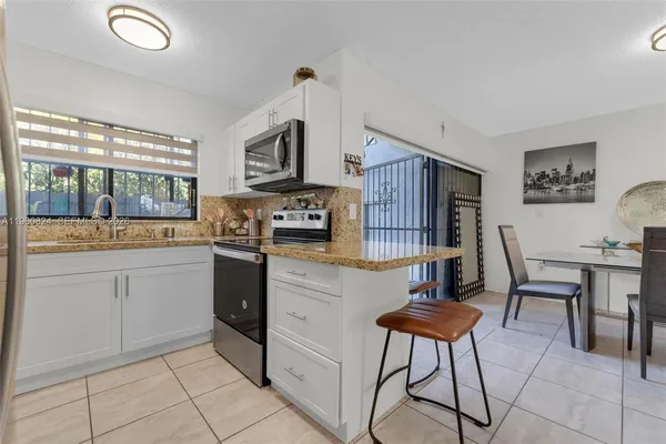 $3,250 | 6502 Kendale Lakes Drive, Unit 207, Miami, FL 33183