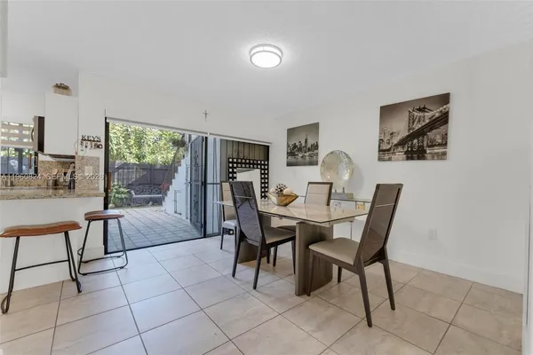 $3,250 | 6502 Kendale Lakes Drive, Unit 207, Miami, FL 33183