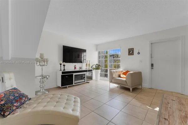 $3,250 | 6502 Kendale Lakes Drive, Unit 207, Miami, FL 33183