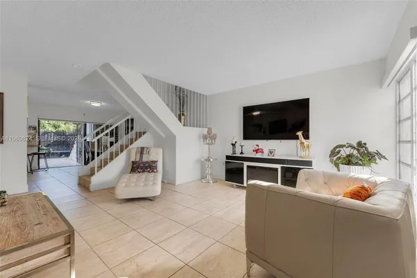 $3,250 | 6502 Kendale Lakes Drive, Unit 207, Miami, FL 33183