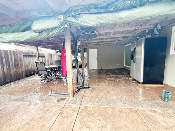 a view of a backyard