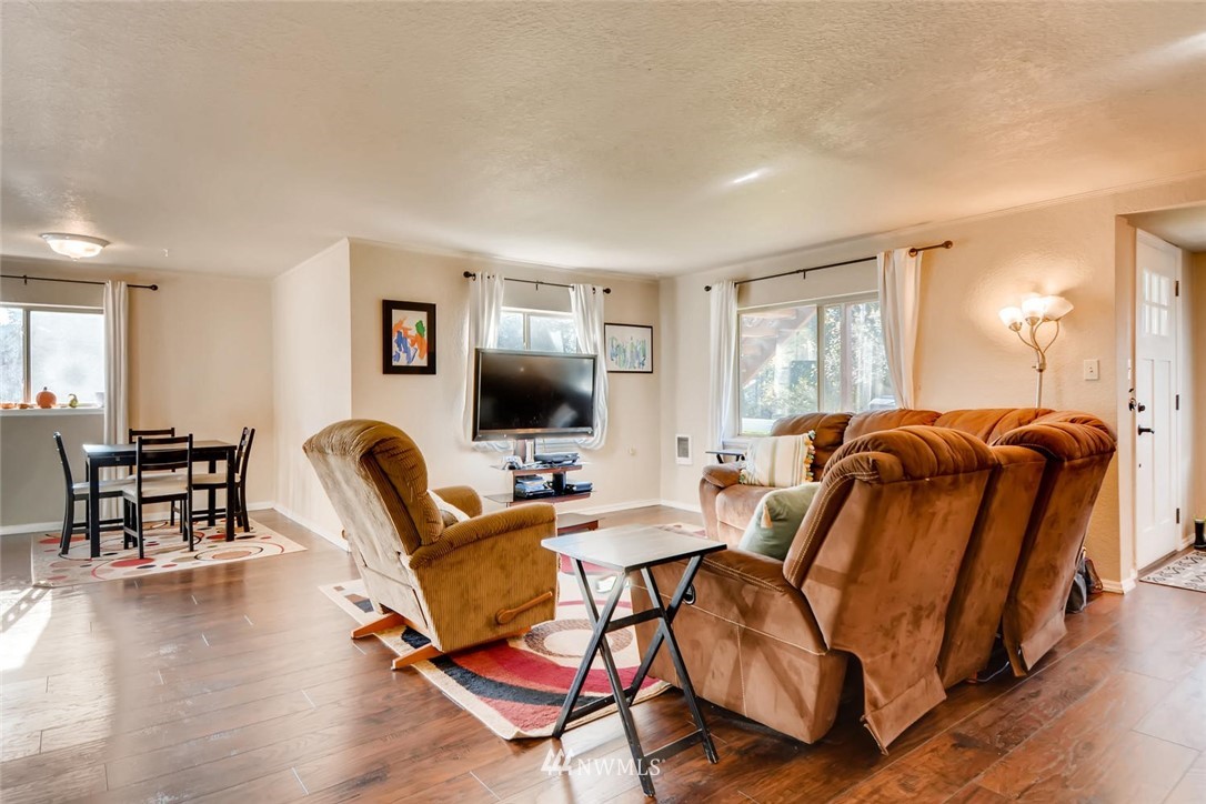 10204 Montana Road Everett, WA 98204 - Photo 3 of 17 Gallery Image 3