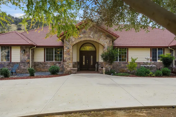$695,000 | 16777 Coyote Drive, Springville, CA 93265