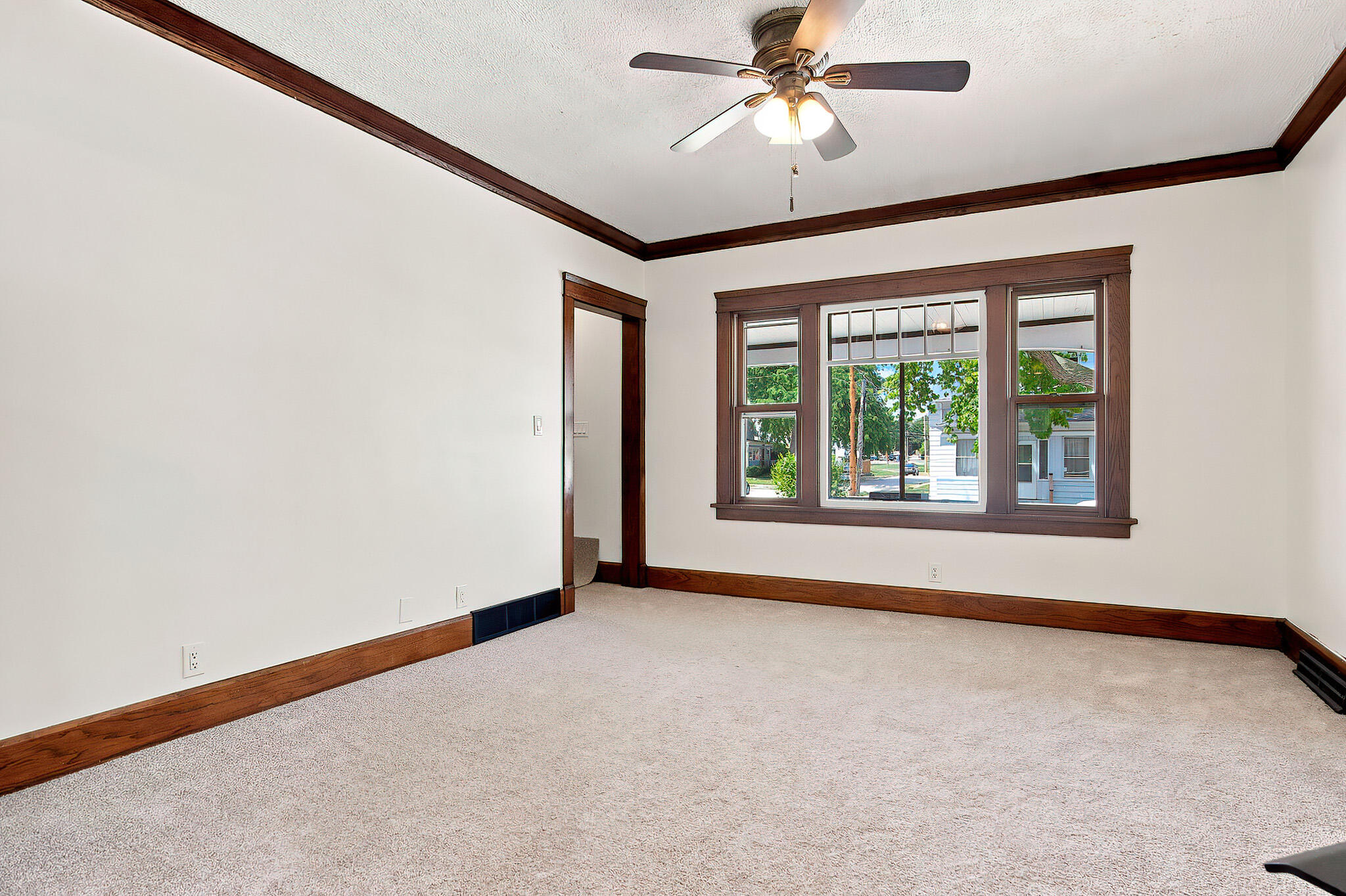2111 Lawn Street Racine, WI 53404 - Photo 5 of 29 9 IMG_1119