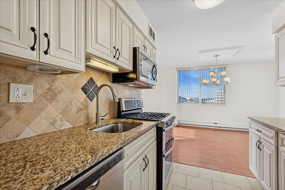 40 North Tower Road, Unit 8F Oak Brook, IL 60523 - Photo 6 of 24