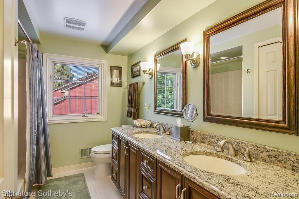 925 Stanford Circle Rochester Hills, MI 48309 - Photo 32 of 45