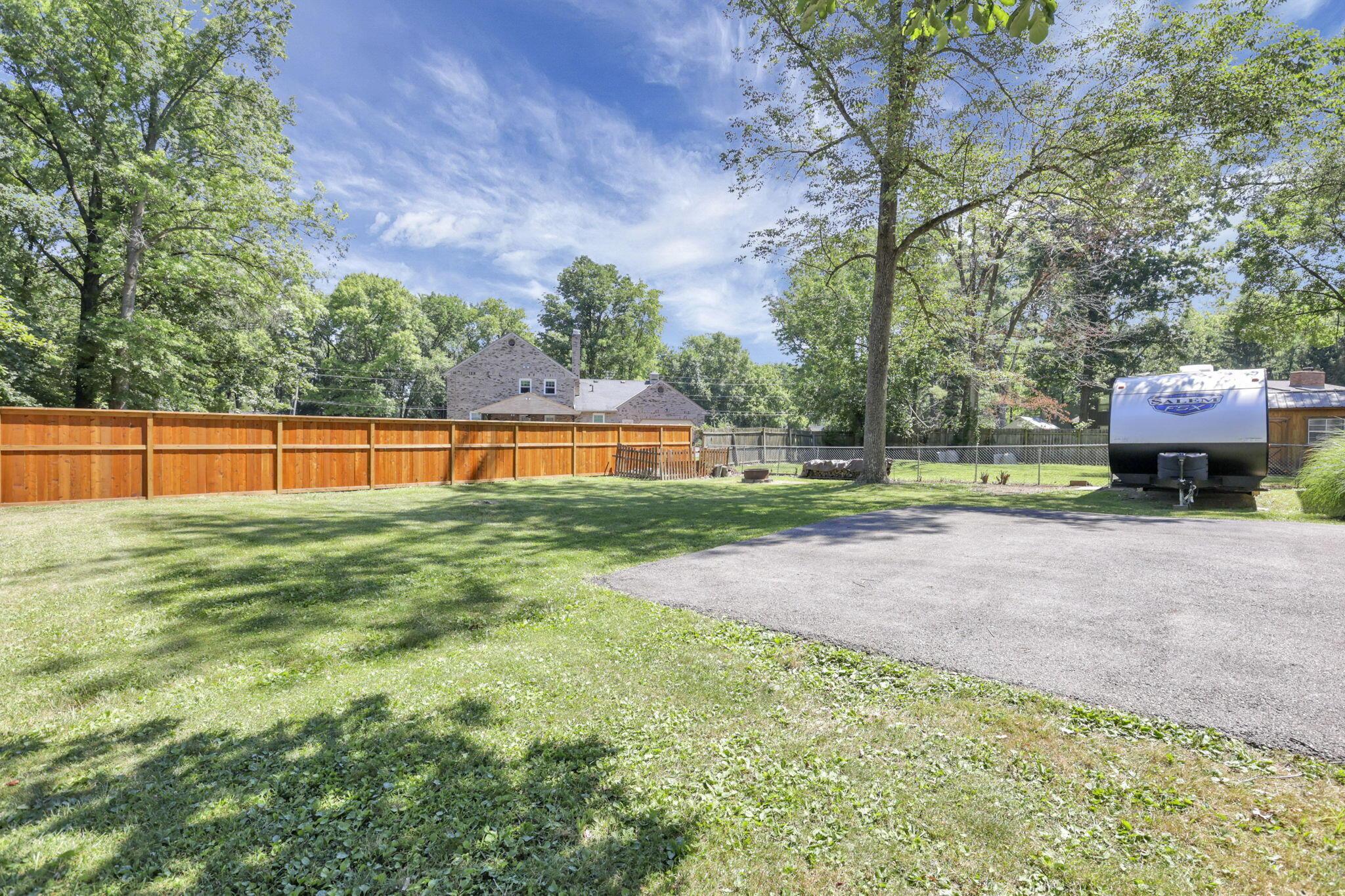 550 Country Club Road Columbus, OH 43213 - Photo 49 of 60 Side yard & extra parking