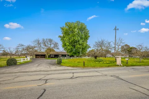$1,750,000 | 13755 Columbet Avenue, San Martin, CA 95046