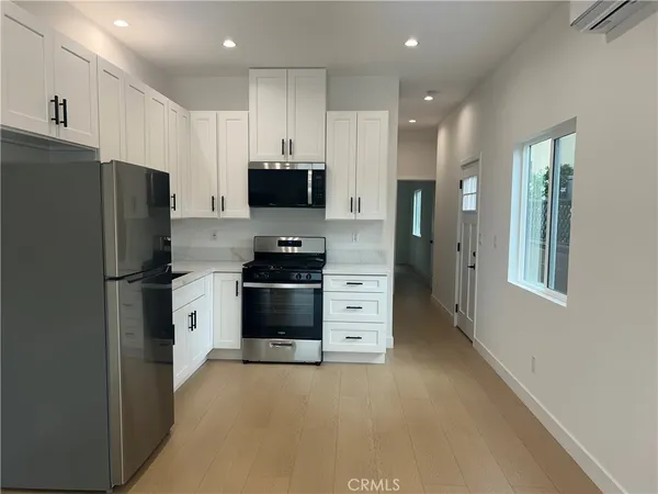 $2,000 | 11052 Emelita Street, North Hollywood, CA 91601