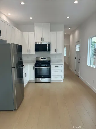 $2,000 | 11052 Emelita Street, North Hollywood, CA 91601