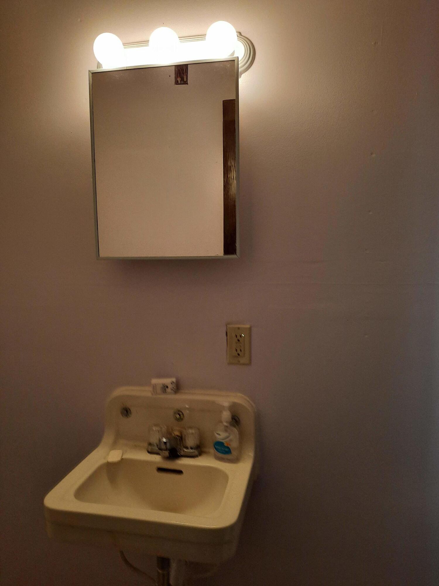 6086 Kerry Road Manistee, MI 49660 - Photo 19 of 48 Main floor bath