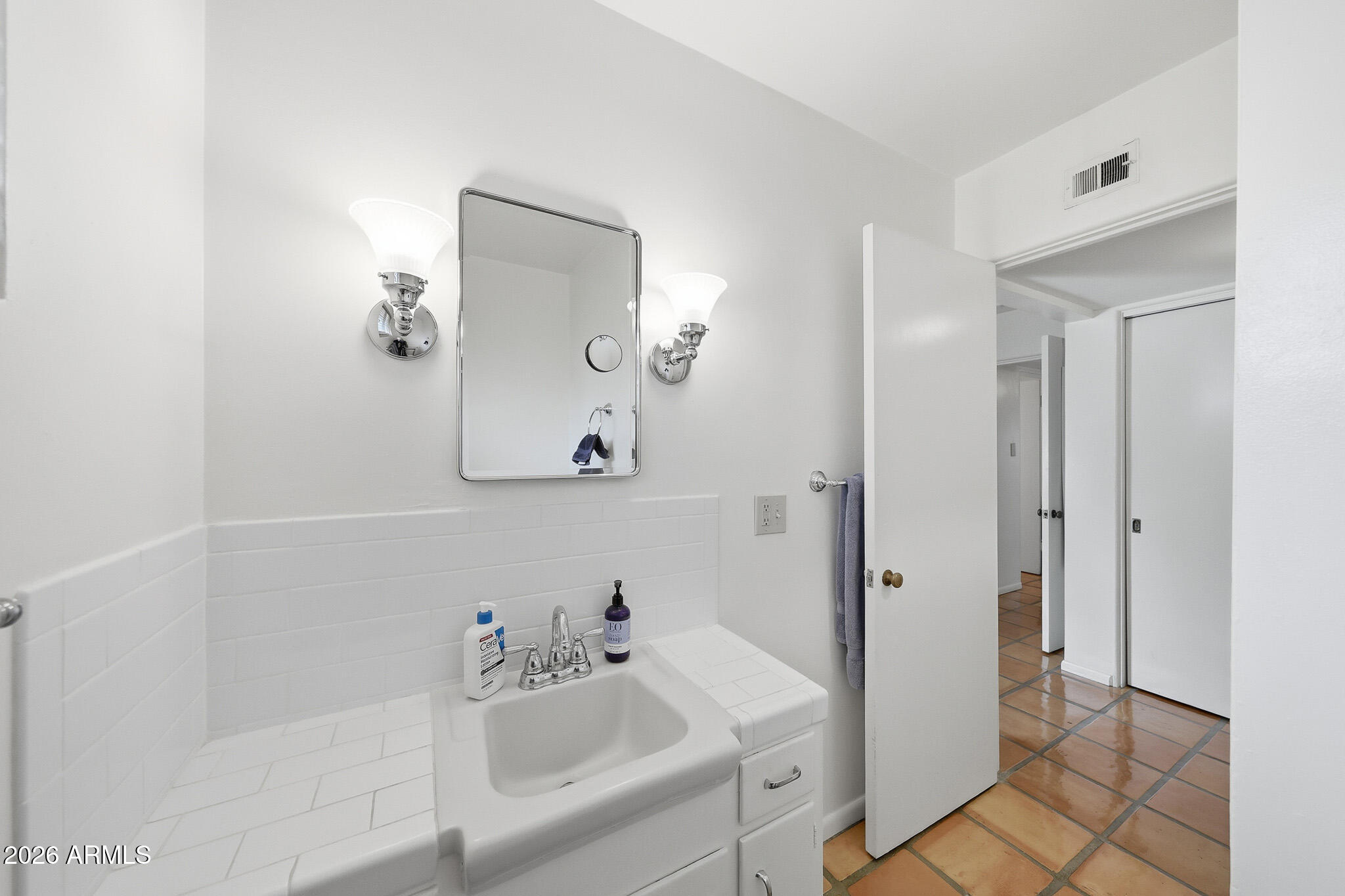 2215 West Earll Drive Phoenix, AZ 85015 - Photo 27 of 55 a bathroom with a bathtub and shower