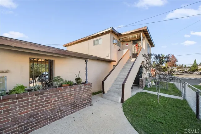 a view of a house with a backyard