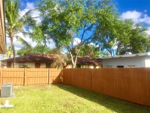 a view of a backyard