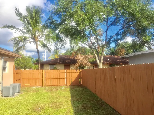 a view of a backyard