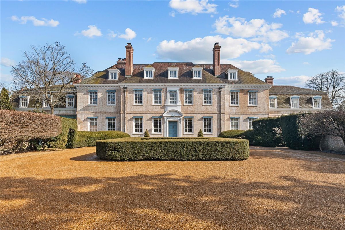 255 North Green Bay Road Lake Forest, IL 60045 - Photo 2 of 2 a front view of a house with a garden