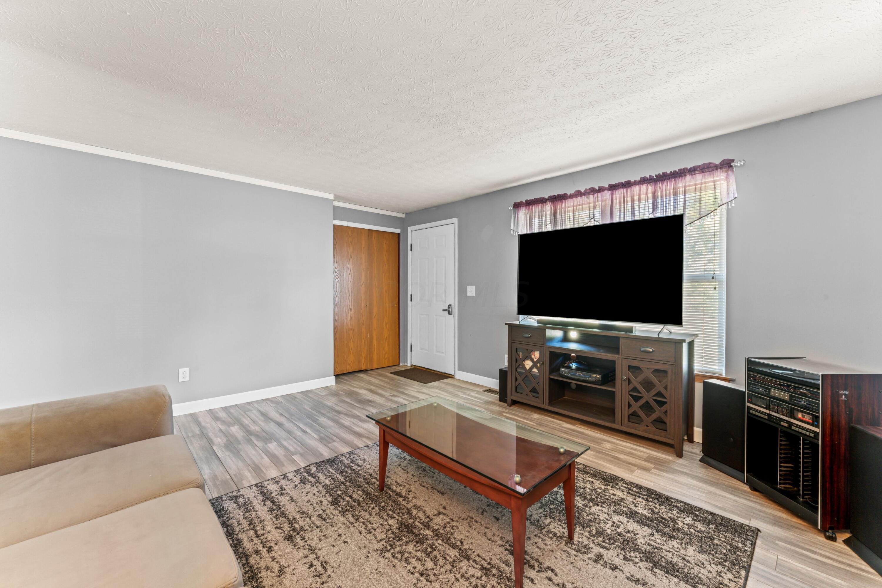 443 South Waggoner Road Reynoldsburg, OH 43068 - Photo 21 of 42 LIVING ROOM