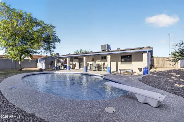 a view of a backyard